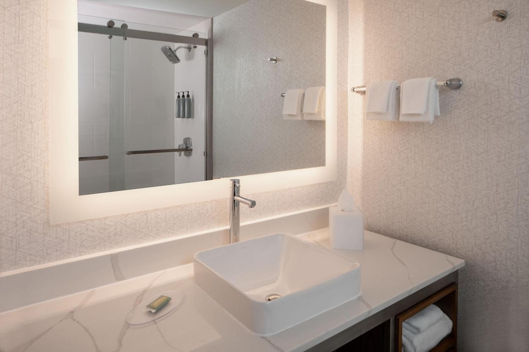 Отель Courtyard Miami Coral Gables Экстерьер фото