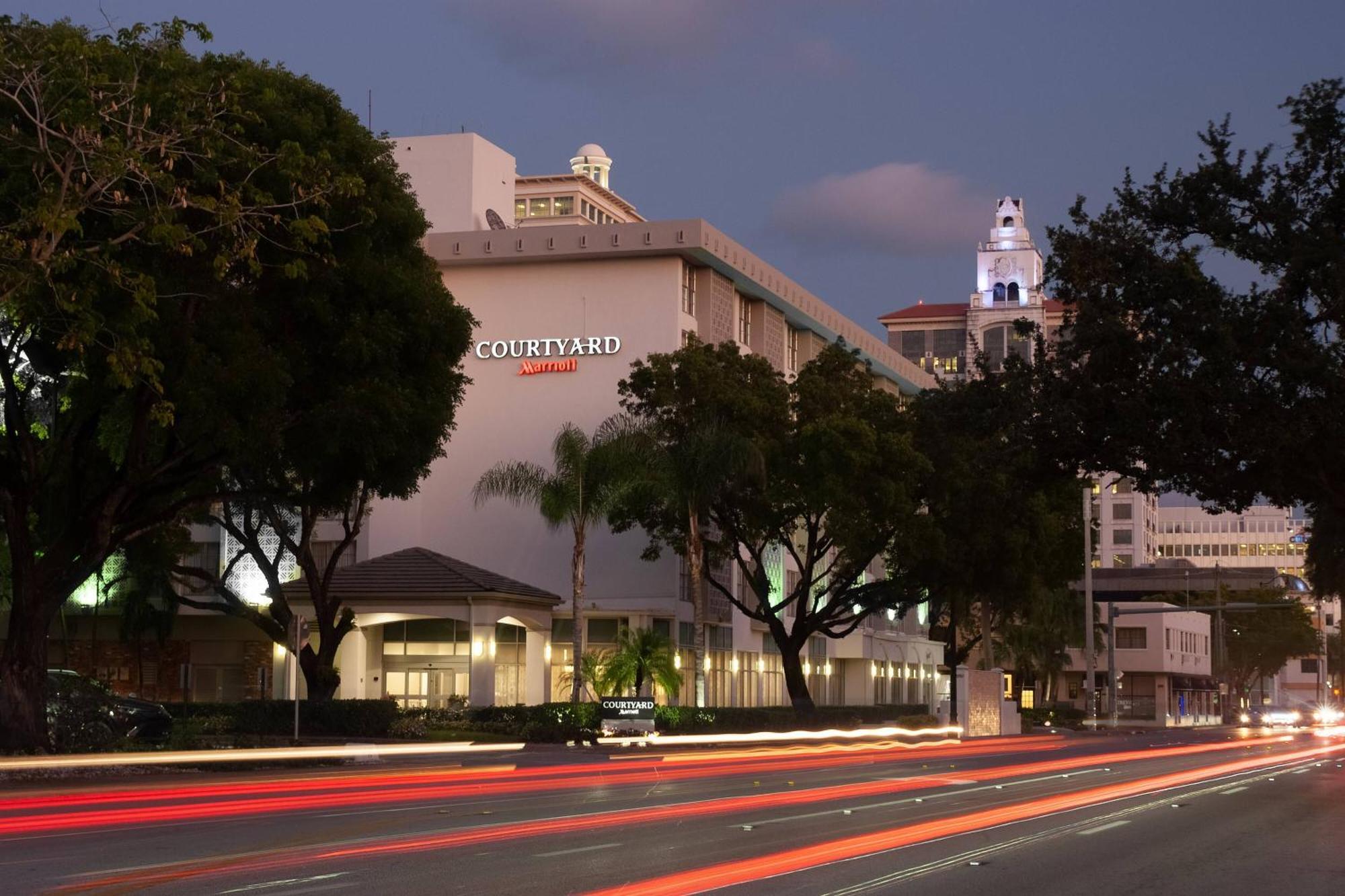 Отель Courtyard Miami Coral Gables Экстерьер фото