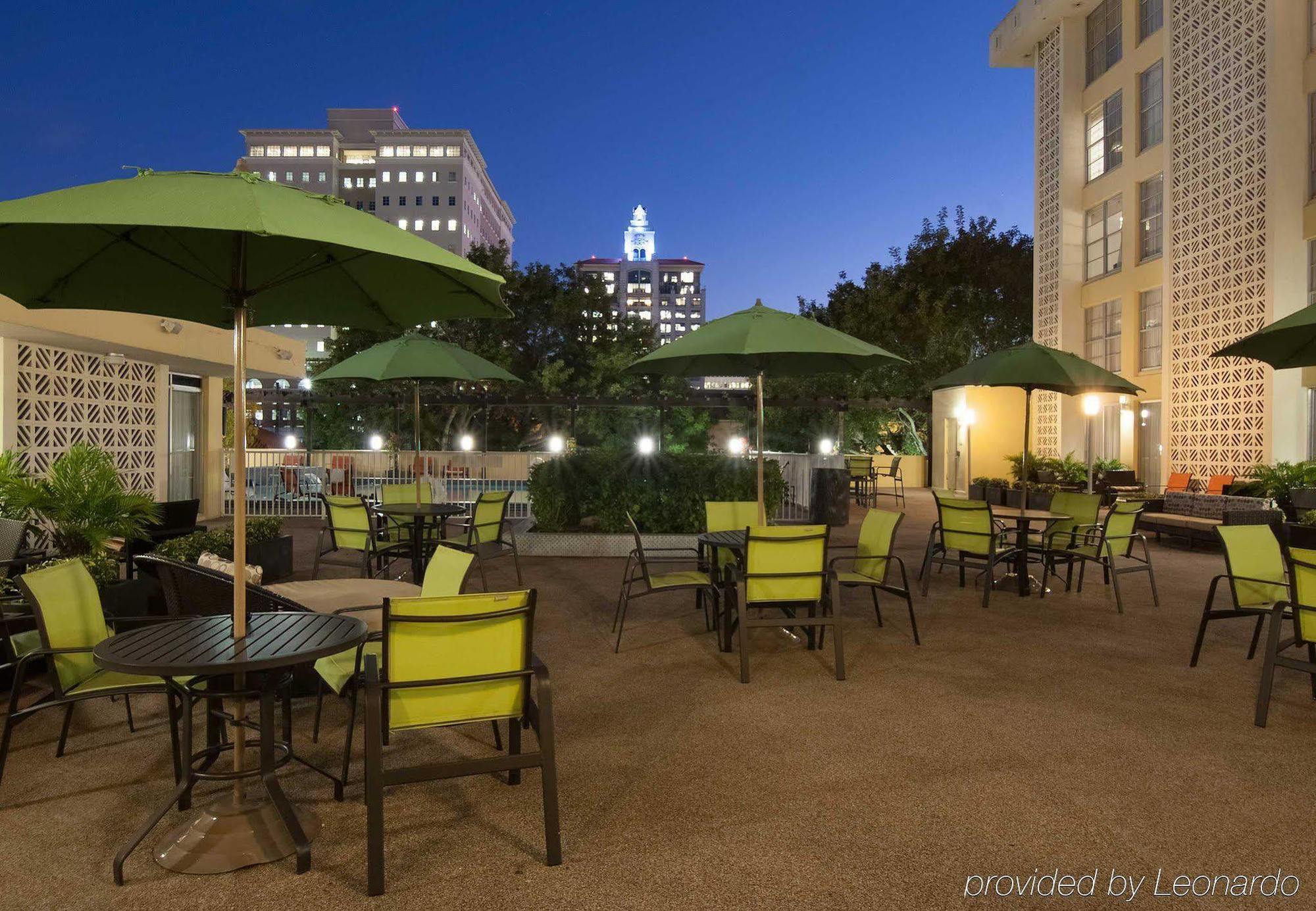 Отель Courtyard Miami Coral Gables Экстерьер фото